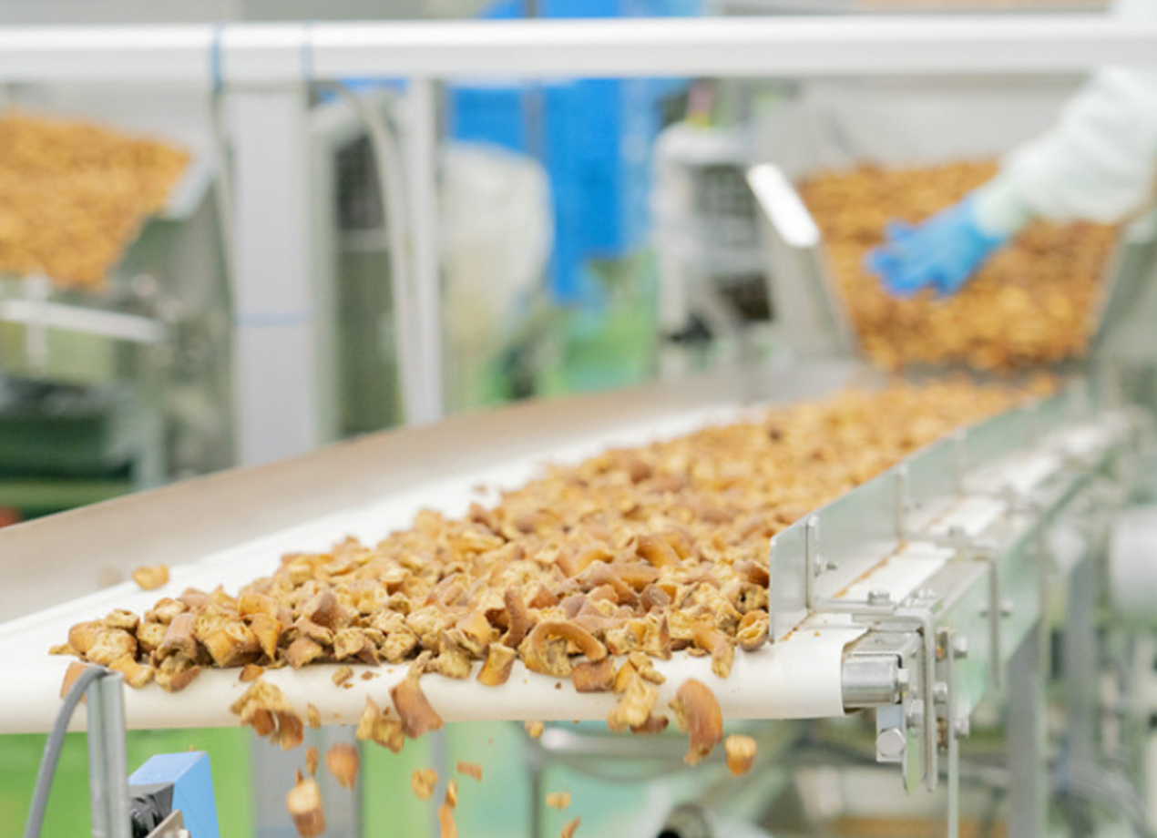 株式会社宮田の菓子を生産している様子